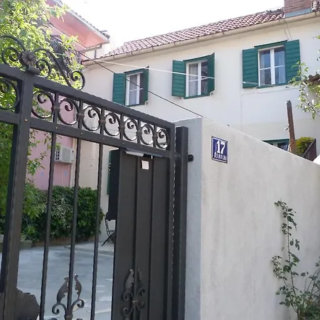 Leta With Parking Gostinjska kuća 3*
