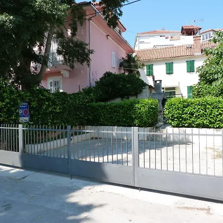Leta With Parking Gostinjska kuća Split