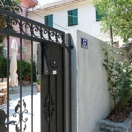Leta With Parking Gostinjska kuća Split