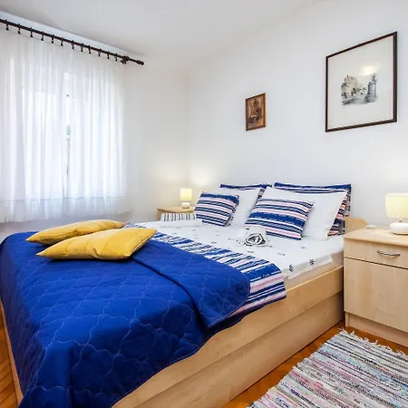 Gostinjska kuća Leta With Parking 3*
